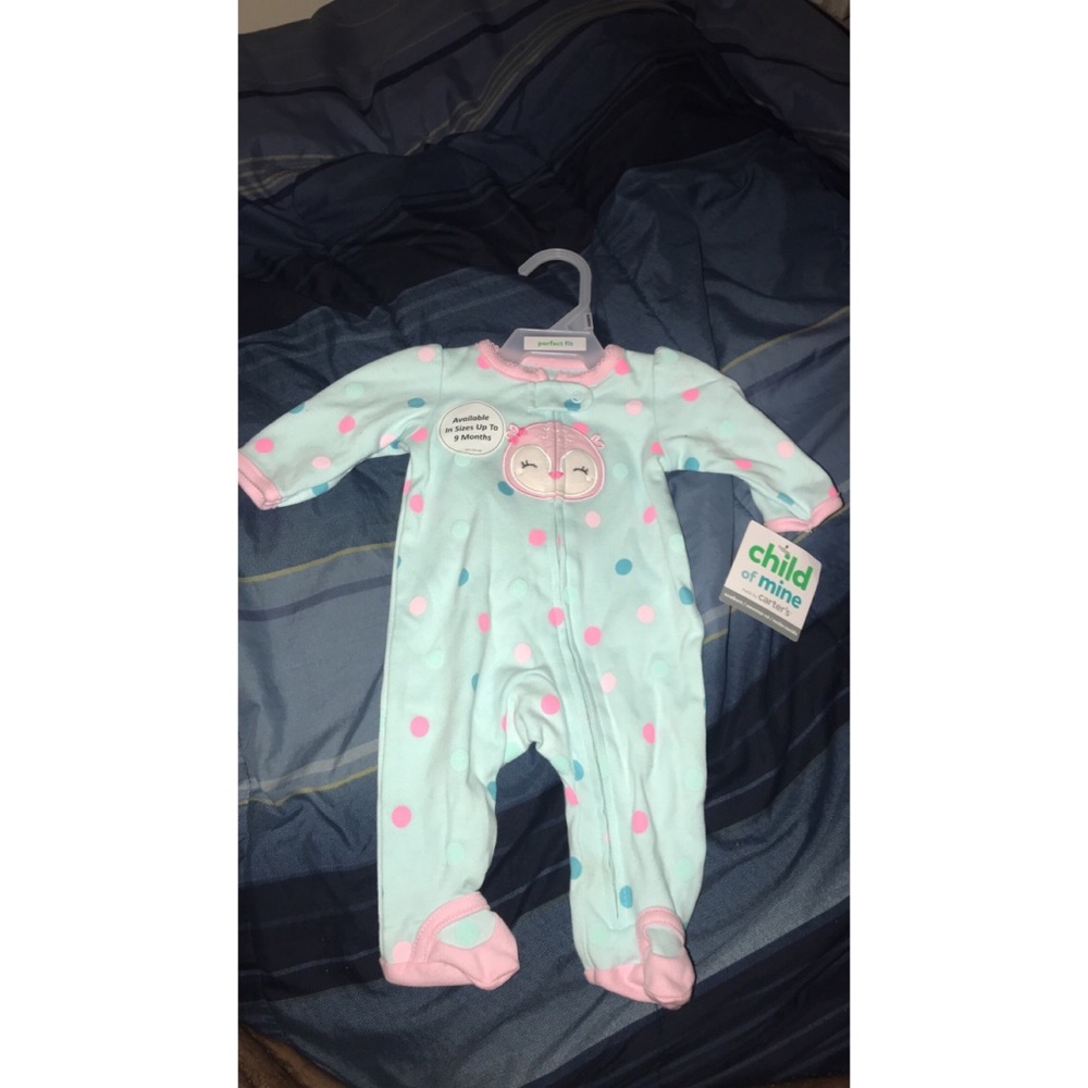 2 Newborn outfits + onesie + socks